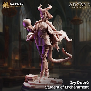 以下が含まれることがあります： Ivy Dupré, Student of Enchantmentという名の角のあるキャラクターの明るい色の樹脂製ミニチュアフィギュア。襟付きのジャケット、マント、ブーツを着用し、片手に球体を持ち、本で飾られた台座の上に立っている。
