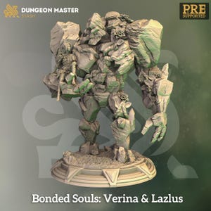 Puede incluir: Una miniatura impresa en 3D de un golem de piedra con una figura humana de pie sobre su hombro. El golem está hecho de piedra rugosa y texturizada con enredaderas y flores que crecen de su cuerpo. La figura humana lleva armadura y sostiene una espada. La miniatura está pintada en tonos grises y marrones. El texto "Bonded Souls: Verina & Lazlus" está impreso debajo de la miniatura.
