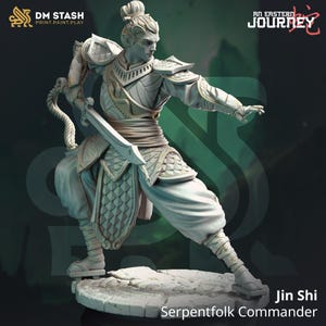 Puede incluir: Una figura miniatura pintada de blanco de un guerrero serpentfolk con piel verde, que lleva una armadura blanca y dorada, sosteniendo una espada y una cuerda. La figura está de pie sobre una base rocosa. El texto "Jin Shi Serpentfolk Commander" está impreso debajo de la figura.