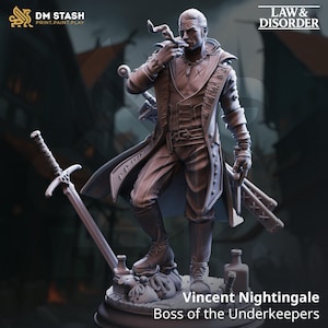 Può includere: Statuetta dettagliata di Vincent Nightingale, Boss degli Underkeepers, che fuma la pipa. Indossa un lungo cappotto, gilet e pantaloni, con una spada e altri accessori. La statuetta è su una base con la scritta "Law & Disorder".