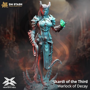 Può includere: Una statuetta in miniatura dettagliata di una strega con le corna, che indossa un'armatura e tiene un globo luminoso. La statuetta è intitolata "Skardi of the Third, Warlock of Decay".