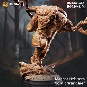 Puede incluir: Figura detallada de Magnar Nylstrom, un jefe de guerra nórdico, con un hacha. La figura lleva armadura y una capa de piel, sobre una base de madera con un escudo. El texto "Shadow Over Nordheim" y "DM STASH PRINT.PAINT.PLAY."
