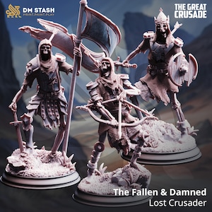 Puede incluir: Tres figuras en miniatura detalladas de cruzados esqueléticos. Uno sostiene una bandera, otro una ballesta y el tercero una espada y un escudo. Las figuras están en una pose lista para la batalla, con armaduras y armas intrincadas. El texto "The Great Crusade" y "The Fallen & Damned Lost Crusader" son visibles.