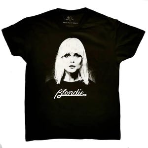 Puede incluir: Camiseta negra con una imagen blanca de la cantante de Blondie, Debbie Harry, y la palabra "Blondie" en escritura blanca.