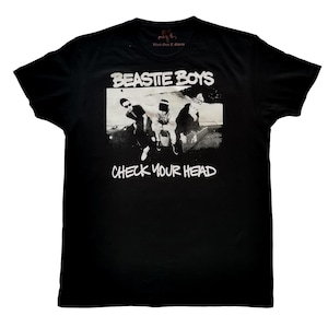 Puede incluir: Camiseta negra con las palabras "BEASTIE BOYS" sobre una imagen en blanco y negro de la banda. La frase "CHECK YOUR HEAD" está impresa debajo. La camiseta es de cuello redondo.