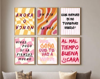 Può includere: Sei stampe artistiche incorniciate con frasi motivazionali in spagnolo. Le stampe presentano sfondi colorati e testo scritto a mano. Le frasi includono "Ahora o Nunca" e "Un Dia a la Vez."