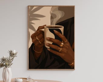 Può includere: Una stampa artistica incorniciata che raffigura un paio di mani dai toni scuri che tengono una tazza fumante con un motivo astratto nero e crema. Le mani sono adornate con diversi anelli dorati e un braccialetto a catena dorato, su sfondo beige.