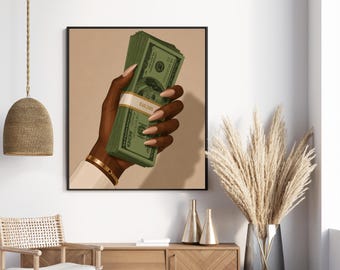 Può includere: Una stampa artistica da parete incorniciata che raffigura una mano dalla pelle scura che tiene un grosso pacco di banconote verdi da cento dollari, fissato con una fascetta di carta bianca con la scritta $10,000. La mano ha unghie lunghe e chiare.