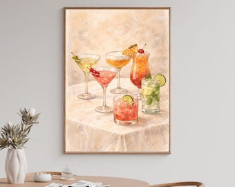 Può includere: Stampa ad acquerello di sei cocktail colorati, tra cui martini e un mojito, ciascuno guarnito con frutta. Le bevande sono disposte su una tovaglia bianca, su uno sfondo neutro.