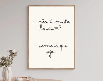 Può includere: Una stampa artistica da parete rettangolare in una cornice di legno con sfondo color crema e testo scritto a mano in nero che recita: - não é muita loucura? - tomara que seja. Il design è semplice, pulito e presenta un dialogo in portoghese.