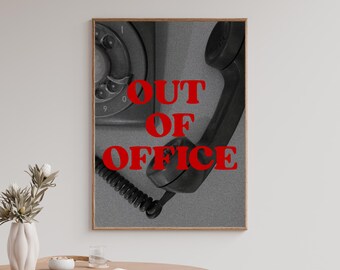 Può includere: Stampa in bianco e nero incorniciata con un telefono a disco vintage con la cornetta sollevata. Il testo rosso "OUT OF OFFICE" è sovrapposto. Un'opera d'arte in stile retrò per l'arredamento della casa o dell'ufficio.