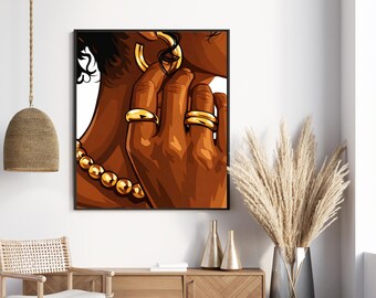 Può includere: Una stampa artistica incorniciata con un'illustrazione in primo piano di una mano ornata da anelli d'oro e un orecchino a cerchio dorato. È visibile anche una collana di perline d'oro. L'opera d'arte ha una calda tavolozza di colori con tonalità della pelle marroni.