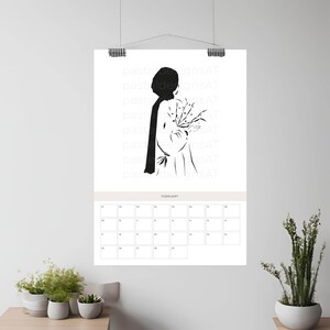 Könnte beinhalten: Ein schwarz-weißer druckbarer Kalender mit einer Silhouette einer Person, die Blumen hält. Der Kalender ist für Februar und hat ein schlichtes Design.