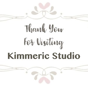 Puede incluir: Un fondo blanco con un marco gris decorativo y corazones rosas. El texto "Thank You For Visiting Kimmeric Studio" est&aacute; en el centro del marco.