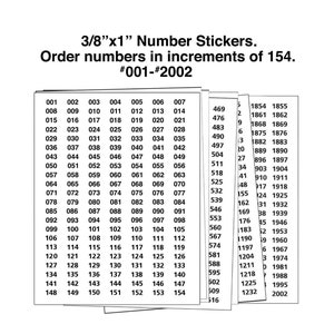 Könnte beinhalten: Blätter mit 3/8" x 1" großen Zahlenaufklebern, mit Nummern von 001 bis 2002. Die Aufkleber sind in Schritten von 154 angeordnet, mit mehreren Nummern pro Blatt. Ideal zum Beschriften.