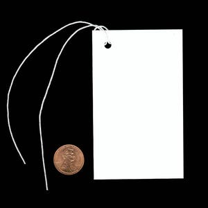250 BLANK WHITE Hang Tags~Größe 2-1/8x 3-5/8&quot; & Auswahl an String Farben. NICHT aufgereiht.