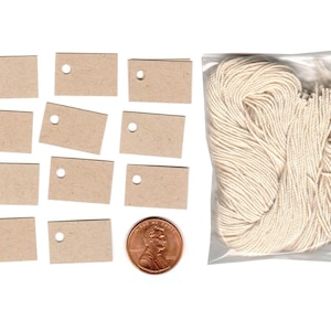 100 minúsculas etiquetas penduradas MINI BLANK KRAFT. Tamanho 1/2" x 1" Cartolina ~ Etiquetas de joias ~ Escolha de cordões de cores. Etiquetas de preço ~ A granel ~ Pequeno ~ Pequeno