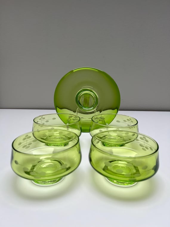 Grüne Glasschalen Set mit IKEA Teelichthalter