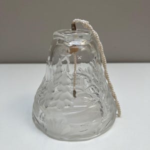 ヴィンテージ ワルサーガラス クリスマスベルオーナメント - エンボス加工された冬の風景ガラスベル