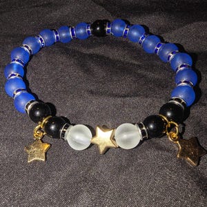Himmlische Nachtblaue und Schwarze Perlen Stretch Armband mit Gold Stern Anhängern