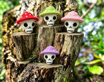 Crochet Skull Mushroom Keychain – Goth Bag Charm, Handmade Plush Toy