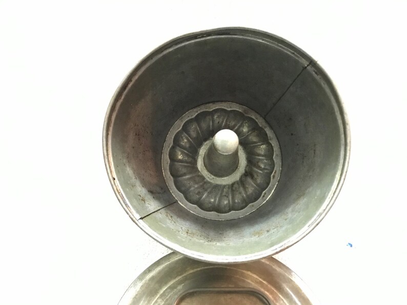 German Bundt Cake Pan Aspic Pudding Gelatin Mold Swirl Design with Lid Vtg