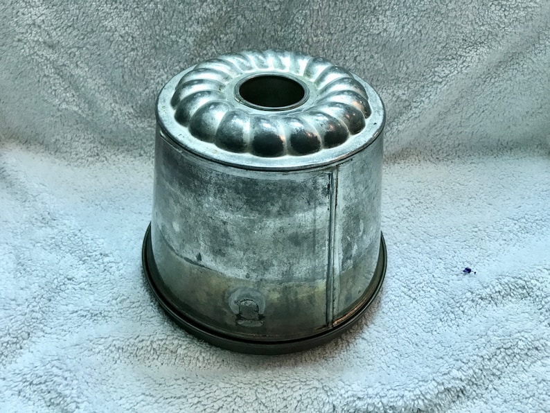 German Bundt Cake Pan Aspic Pudding Gelatin Mold Swirl Design with Lid Vtg