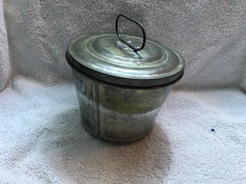 German Bundt Cake Pan Aspic Pudding Gelatin Mold Swirl Design with Lid Vtg