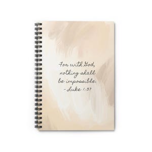 Puede incluir: Cuaderno de espiral con una cubierta crema que presenta un diseño abstracto pintado en tonos beige y blanco. La cubierta incluye la cita "Porque para Dios, nada es imposible." de Lucas 1:37 en escritura elegante.