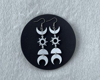 Pendientes sencillos de eclipse solar impresos en 3D en color blanco.