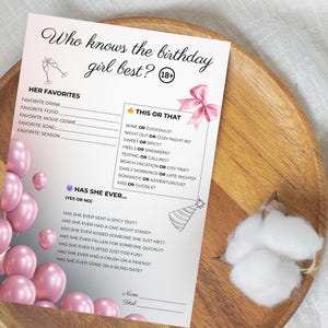 Puede incluir: Un juego de fiesta titulado "¿Quién conoce mejor a la cumpleañera?" con secciones para rellenar y preguntas de "Esto o aquello". El juego presenta globos rosas y un lazo rosa.