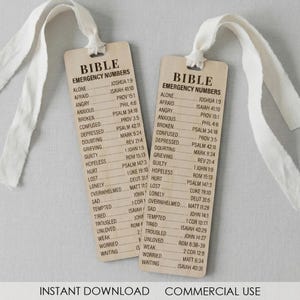 Könnte beinhalten: Zwei Lesezeichen aus Holz mit Bibelversen und weißem Band. Jedes Lesezeichen enthält eine Liste von Notfallnummern und entsprechenden Bibelversen. Der Text "BIBLE EMERGENCY NUMBERS" steht oben.