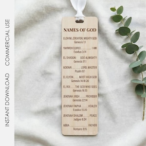 Op de afbeelding: Een rechthoekige houten bladwijzer met een wit lint, met de tekst "NAMES OF GOD" en een lijst met namen en bijbehorende bijbelse verwijzingen. De bladwijzer heeft afgeronde hoeken.