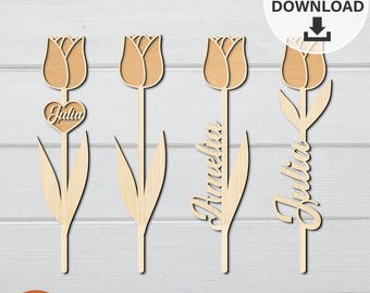 Könnte beinhalten: Vier lasergeschnittene Holz-Tulpen-Designs. Zwei Tulpen haben den Namen "Julia" und eine hat "Amelia" ausgeschnitten. Die Tulpen sind hellbraun mit einer Tulpenblüte, einem Stiel und Blättern. Der Text "DIGITALER DOWNLOAD" befindet sich in einem Kreis oben rechts. Der Text "PERSONALISIERTE TULPE LASERGESCHNITTEN" steht unten.
