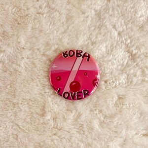 Pink Boba Tea Button Pin – ‘Boba Lover’ Design – Cute Kawaii Enamel Pin – Perfect for Tea Lovers and Gifts