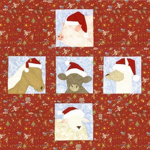 Op de afbeelding: Een kerstquilt met geappliqueerde dierengezichten met kerstmutsen. De dieren zijn een varken, paard, koe, lama en schaap, tegen een rode achtergrond met feestelijke patronen. De quilt is vierkant van vorm.