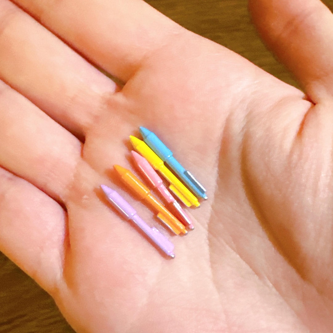 Dollhouse 1:12 Miniature Pen & Pencil Case - Cute Desk Accessory for Dolls, School Items, Toy Organization