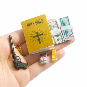 Dollhouse Miniature Holy Bible, Gun, Cigarette, Gold Cash Set, Action Figure Accessories, Tiny Collectible Props, Realistic Dollhouse Decor