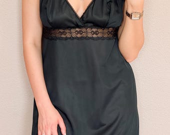 1990er Jahre Elegantes Schwarzes Slip-Kleid mit Spitze an der Taille