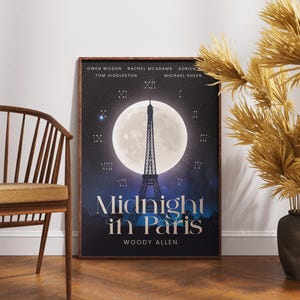 Può includere: Poster incorniciato del film "Midnight in Paris" con la Torre Eiffel in silhouette contro una luna piena e un cielo stellato. Il poster ha uno sfondo blu scuro con il titolo del film e il nome del regista.