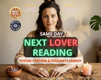 Könnte beinhalten: Eine Frau sitzt an einem Holztisch mit Tarotkarten, einer brennenden Kerze und einer Schale mit Kristallen. Das Bild enthält den Text "SAME DAY NEXT LOVER READING" und "FUTURE PARTNER & SOULMATE ENERGY". Abzeichen zeigen "BEST SELLER", "REAL PSYCHIC" und "20 YEAR EXPERIENCE".