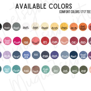 Pu&ograve; includere: Una tabella colori mostra una variet&agrave; di tonalit&agrave; Comfort Colors 1717 Tee. La tabella include colori come nero, bianco, blu e verde, ciascuno etichettato. Il testo "AVAILABLE COLORS" &egrave; in alto.