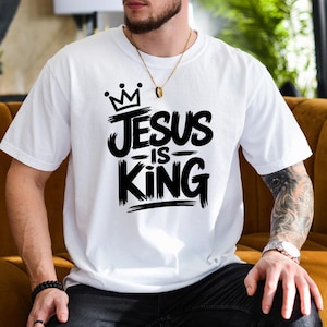 Pu&ograve; includere: T-shirt bianca con la scritta "Jesus is King" in nero, sormontata da una corona. Il testo &egrave; in uno stile di scrittura audace. La maglietta &egrave; a maniche corte. Il design &egrave; centrato sul petto.