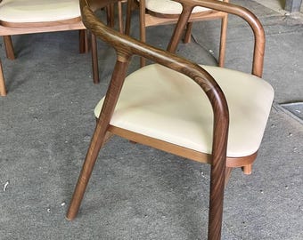 Cadeira de jantar artesanal em madeira de nogueira – estilo moderno para escritório, com assento em couro.
