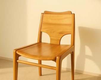 Cadeira de jantar feita à mão em madeira de nogueira: design moderno de meados do século