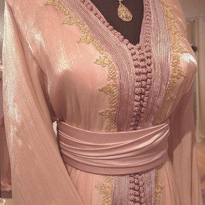 Caftan fantaisie en organza lilas, broderie unie, robe marocaine, caftan de mariée, caftan marocain, robe Nikah, robe au henné