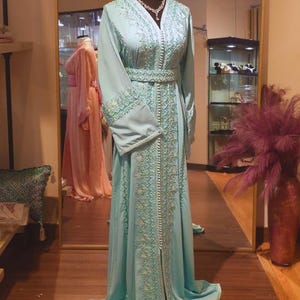 Caftan fantaisie Asma bleu vert, brodé de fils unis, robe marocaine, caftan, robe de mariée, caftan de mariage, robe Nikkah,