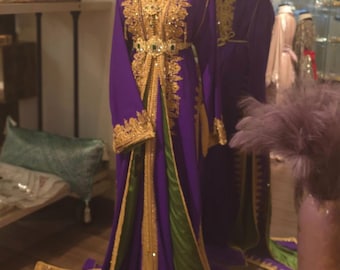 Königliches marokkanisches Takchita Lila & Grün Crepe, Gold Stickerei, Elegante Abaya, marokkanischer Kaftan, Nikkah Kleid