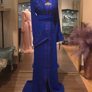 Caftan fantaisie Lina bleu royal, brodé de fils unis, robe marocaine, caftan, robe de mariée, caftan de mariage, robe Nikkah,