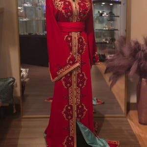 Caftan fantaisie rouge Hayat, brodé de fils dorés, robe marocaine, caftan, robe de mariée, caftan de mariage, robe Nikkah,